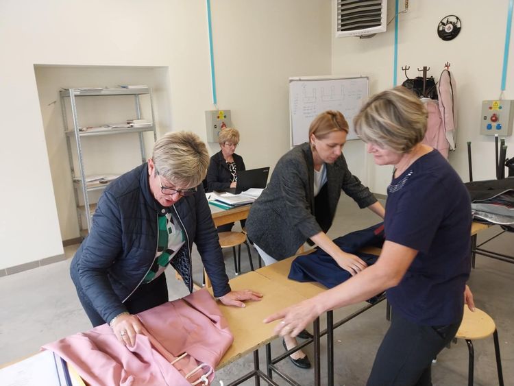 Sikeres szakmai vizsgát tettek a felnőtt divatszabók